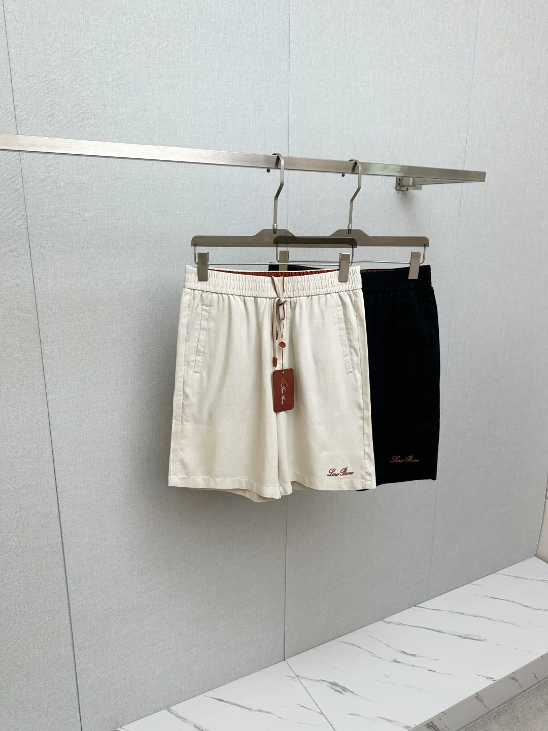 Lazy men wear the ceiling in summer. These ZEGNA linen shorts are really welded to the body. Selected 100% natural linen, the upper body will cool down instantly. The elastic waist does not restrict the figure, and the thick legs and hip width are all hidden. Light rice/dark Navy Blue two-color Versatile, paired with shirts, T-shirts, and POLOs, directly bring out the old money style. Daily walks, beach outings, and Coffee Brown shopping. Easily wear it to create a low-key, elegant and mature texture. Sizem M-3XL